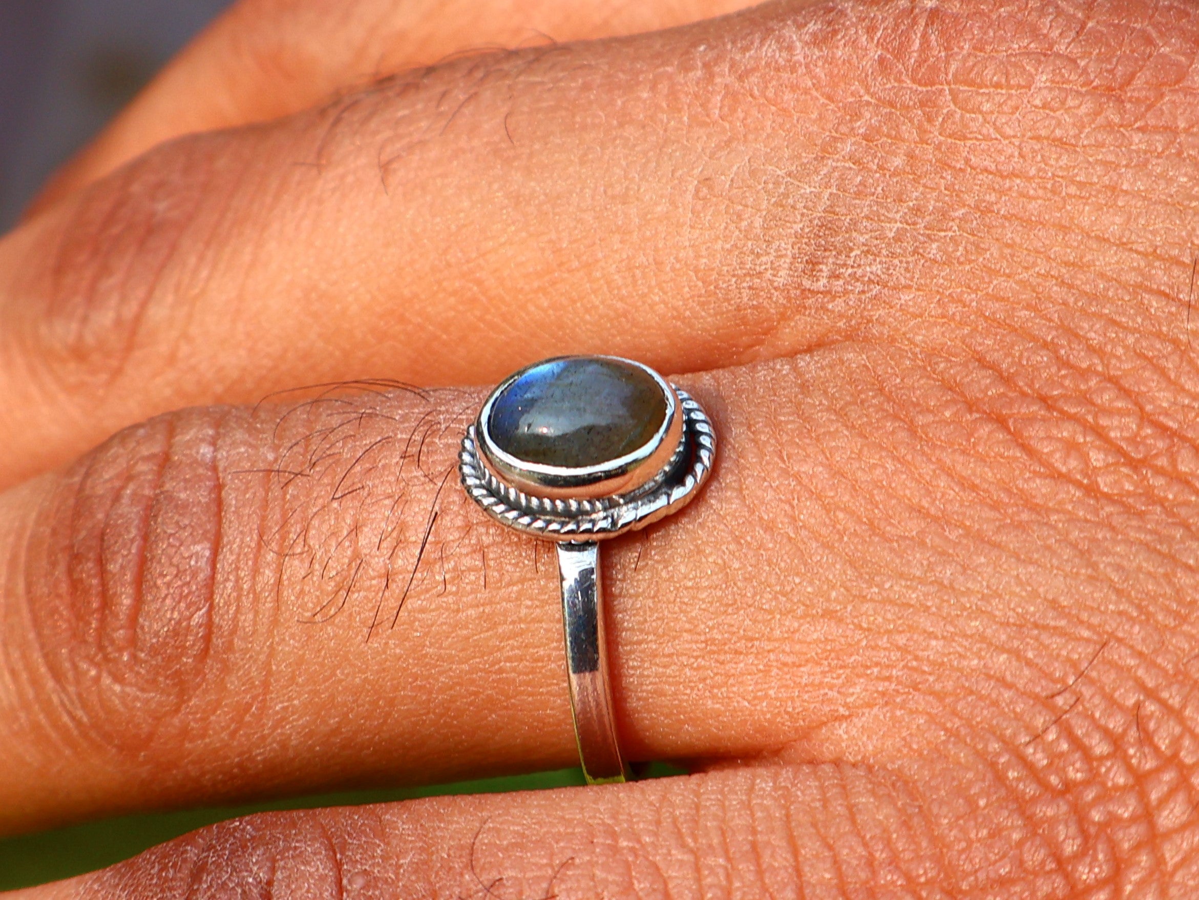 Ovaler Labradorit-Ring 925 Sterling Silber Ring Blauer Feuer-Labradorit Boho Zierlicher Ring Geschenk Für Sie