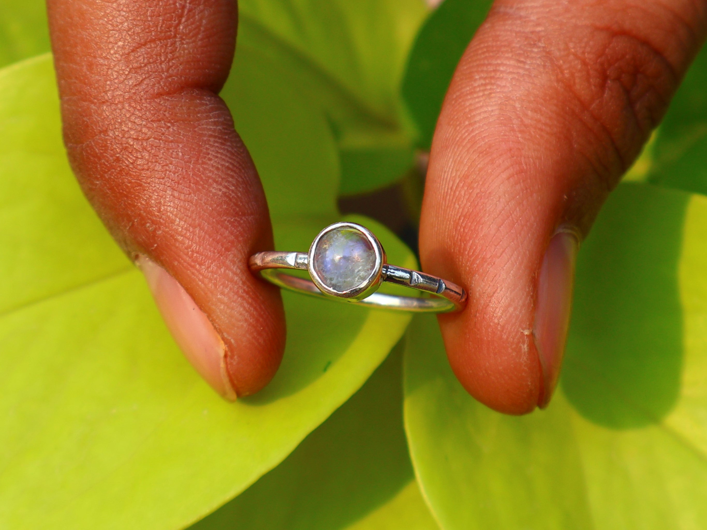 Regenbogenmondsteinring Damenring Stapelring Blauer Feuerring Geburtsstein Runder Edelsteinring Schmuck
