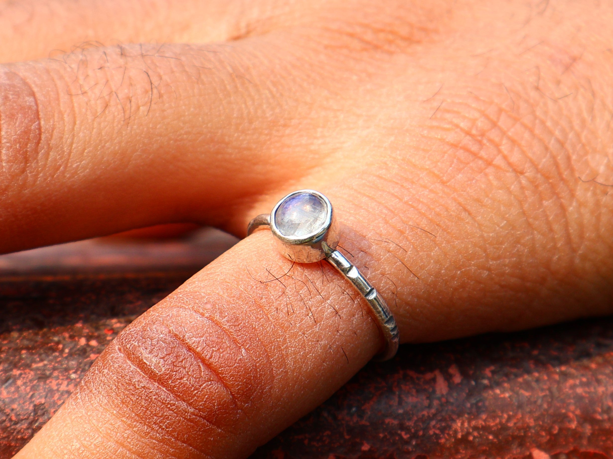Regenboogmaansteen Ring Dames Ring Stapelring Blauw Vuur Ring Geboortesteen Ronde Edelsteen Ring Sieraden